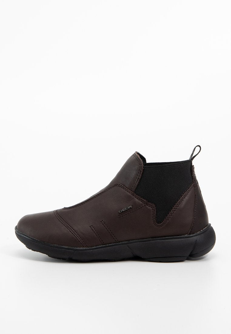 Brauner Leder-Stiefelette mit elastischen Seitenpaneelen, runder Fußspitze, kontrastierender schwarzer Gummisohle und Geox-Logo an der Seite.
