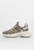 Sneaker mit grauem Obermaterial aus Wildleder und Mesh, weißen und beigen Akzenten, reflektierenden Details und einer klobigen cremefarbenen Sohle mit strukturierten Rillen.