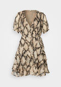 Kurzes Kleid mit Wickeldesign, kurzen Ärmeln, tiefem V-Ausschnitt und Schichten aus Rüsche-Gewebe im beige-schwarzen Tiermuster.