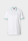 Weißes Polohemd mit kurzen Ärmeln, grünem Doppelstreifen am Kragen und Ärmelrand, zwei Knöpfen und kleinem Tommy Jeans Logo auf der Brust.