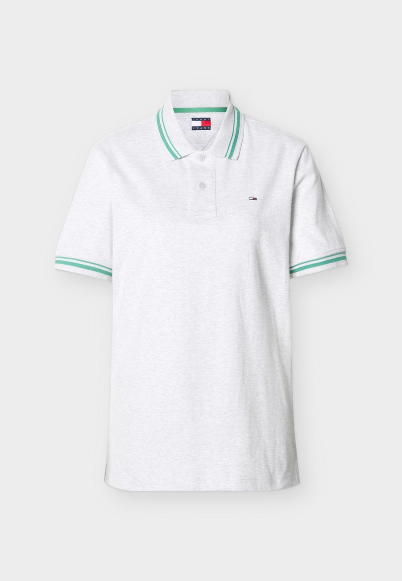 Weißes Polohemd mit kurzen Ärmeln, grünem Doppelstreifen am Kragen und Ärmelrand, zwei Knöpfen und kleinem Tommy Jeans Logo auf der Brust.