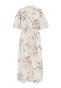 Blumen-Midi-Kleid aus weichem weißem Stoff mit rosa und grünen Blumenmustern. Mit kurzen Puffärmeln und einer taillierten Taille mit Bindebändern.