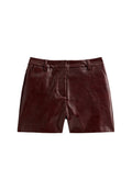 Burgunderfarbene Kunstleder-Shorts mit glatter Textur, flacher Vorderseite, Gürtelschlaufen und seitlichen Taschen. Kurzschnitt mit tailliertem Design.