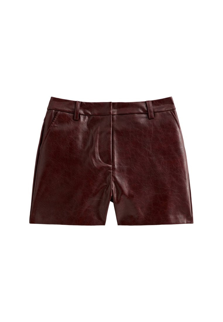 Burgunderfarbene Kunstleder-Shorts mit glatter Textur, flacher Vorderseite, Gürtelschlaufen und seitlichen Taschen. Kurzschnitt mit tailliertem Design.