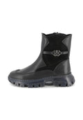 Schwarze Stiefeletten aus glattem Leder und Wildleder mit einer robusten Gummisohle, die einen dekorativen Logo-Riemen an der Seite haben.