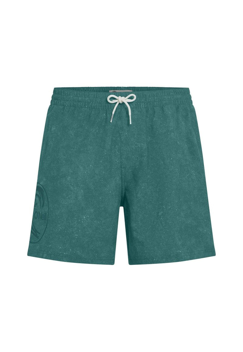 Türkisfarbene Badeshorts mit elastischem Bund und weißem Kordelzug, versehen mit einem dezenten Logo am unteren linken Bein.