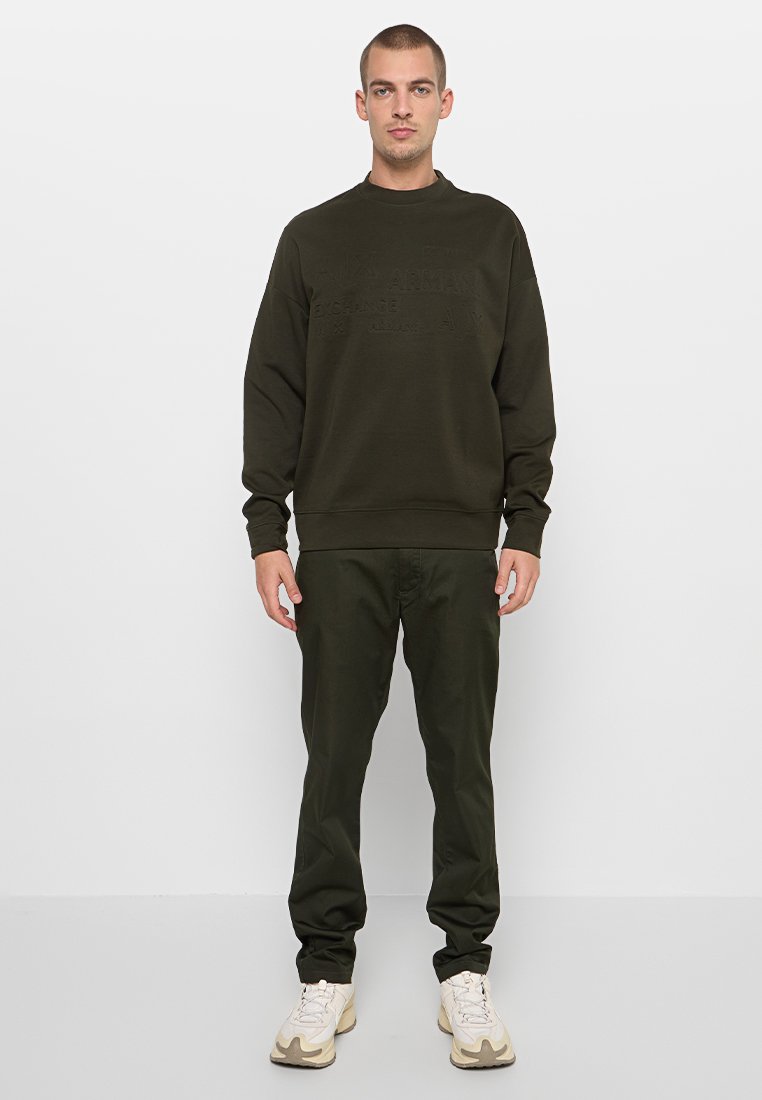 Armani Exchange Chino Media 2