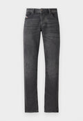 Dunkelgraue Denim-Jeans mit geradem Bein, fünf Taschen, einem metallischen Knopfverschluss und subtiler Ausbleichung auf der Stoffoberfläche.