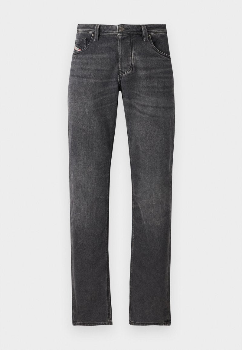 Dunkelgraue Denim-Jeans mit geradem Bein, fünf Taschen, einem metallischen Knopfverschluss und subtiler Ausbleichung auf der Stoffoberfläche.