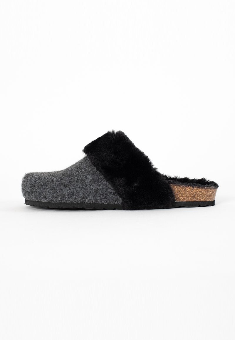 Grau gefilzte Clogs mit einem schwarzen Faux-Fur-Riemen. Korkfußbett, strukturierte Gummisohle, abgerunde Zehenform und Schlüpfen-Design.