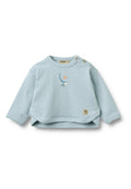 Hellblaues Baumwoll-Sweatshirt mit langen Ärmeln, gerippten Bündchen und zwei Knöpfen an der Schulter. Mit einem gestickten Fisch-Design und einem Label versehen.