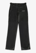 Schwarze Kunstlederhosen mit einem eleganten Design, einschließlich eines Logos auf der linken Seite, geraden Beinen und traditionellen Gürtelschlaufen.