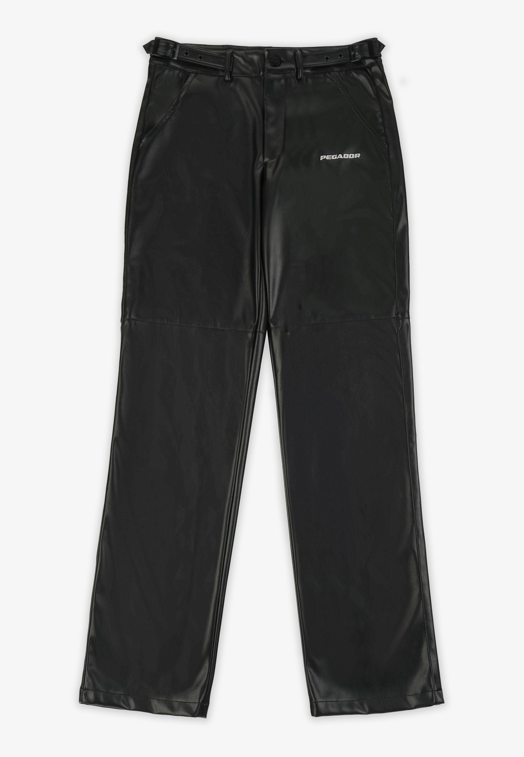 Schwarze Kunstlederhosen mit einem eleganten Design, einschließlich eines Logos auf der linken Seite, geraden Beinen und traditionellen Gürtelschlaufen.