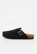 Schwarzer Wildleder-Slipper-Clog mit verstellbarem Schnallenriemen und Kork-Fußbett auf weißem Hintergrund.