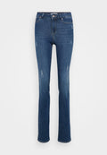 Blaue hochgewrungene Slim-Fit-Jeans mit leichter Abnutzung an den Oberschenkeln und Kniebereichen, ausgestattet mit Vordertaschen und Knopfverschluss.