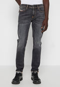 Dunkelblaue Jeans im Slim-Fit, mit orangefarbenen Nähten, einem klassischen Fünf-Taschen-Design und leichter Ausbleichung an den Oberschenkeln.