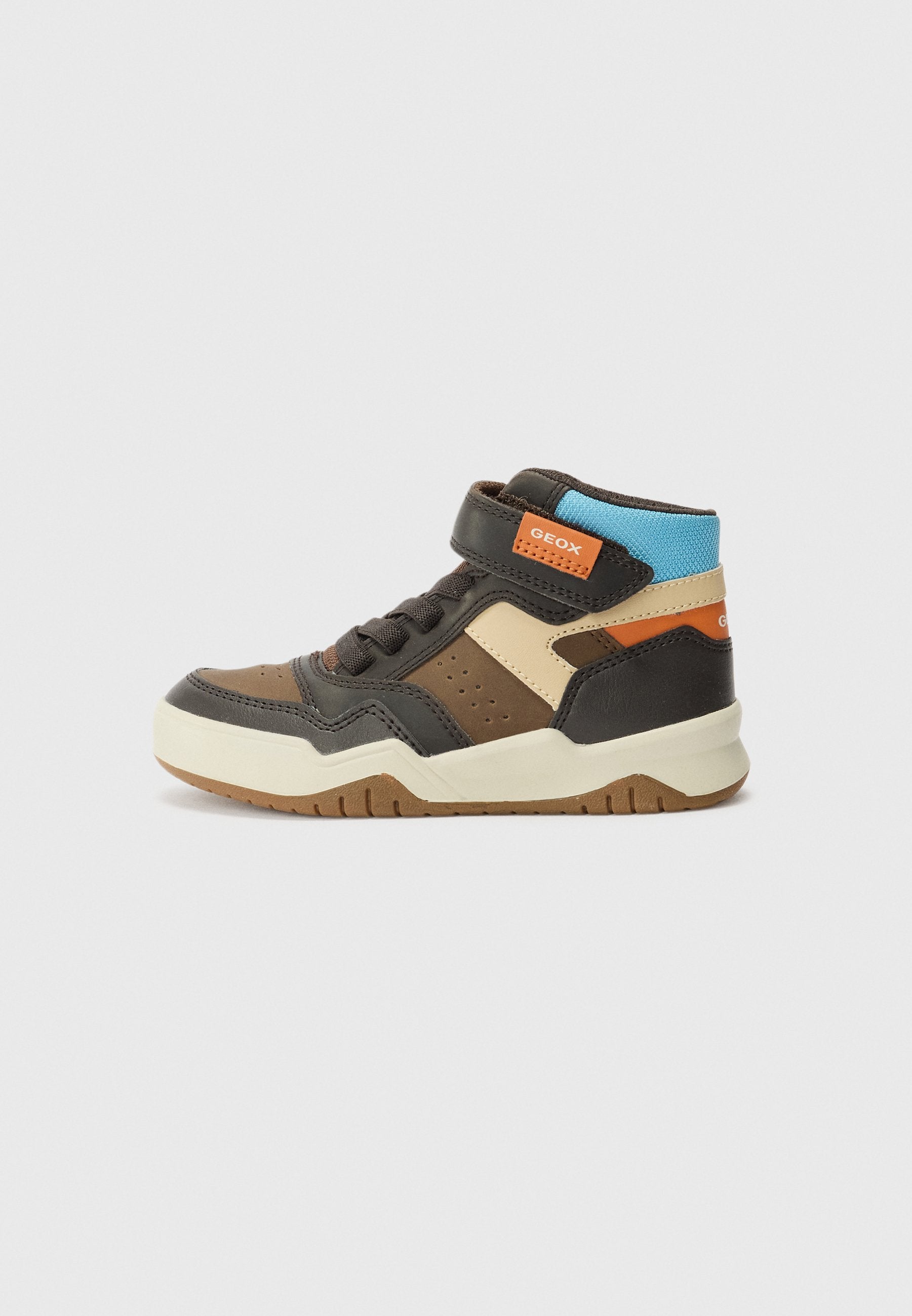 Braune und schwarze High-Top-Sneaker mit einem Klettverschluss, hellblauen Akzenten und perforierten Details. Hergestellt aus synthetischem Material mit Gummisohle.