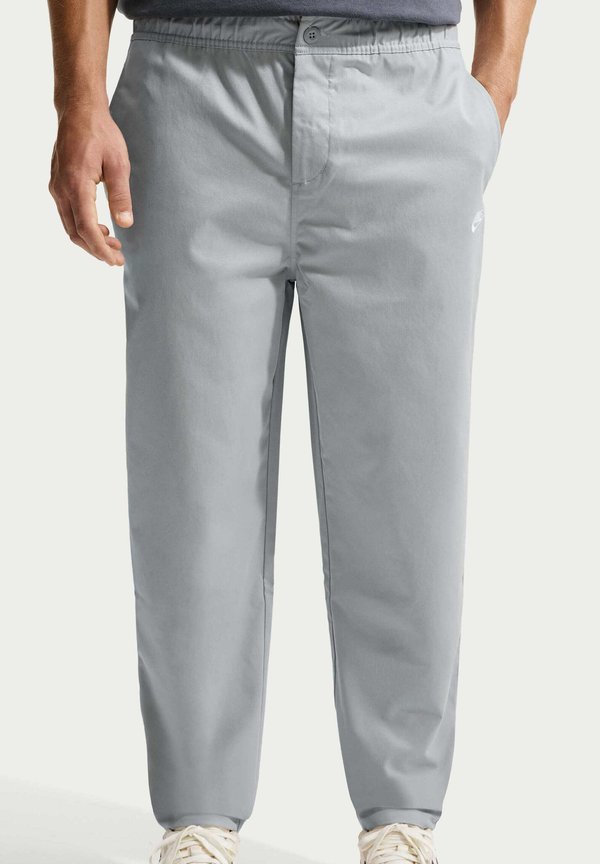 Nike Sportswear M NK CLUB WVN TAPER PANT - Trousers - light smoke grey white