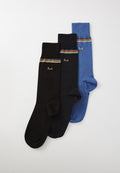 Drei Paar Socken: schwarz, dunkelblau und hellblau. Jedes Paar hat einen gestreiften, farbenfrohen Akzent und ein kleines goldenes Logo. Glatte Textur.