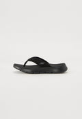 Schwarze Flip-Flop-Sandale mit einem strukturierten Obermaterial aus Synthetik, gedämpfter Sohle und dünnen Riemen für einen sicheren Halt. Leichtes Design.