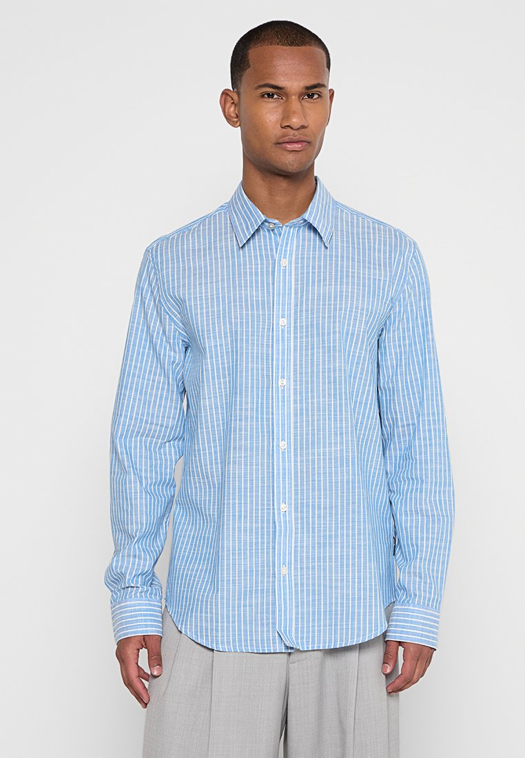 Himmelblaues, button-up Hemd mit vertikalen weißen Streifen, langen Ärmeln und einem klassischen Kragen. Weicher Stoff mit glatter Textur.