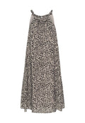 Leopardenmuster-Kleid mit lockerer, fließender Passform. Der Stoff ist leicht mit einem gerafften Ausschnitt und verstellbaren Trägern. Neutrale Farbpalette.