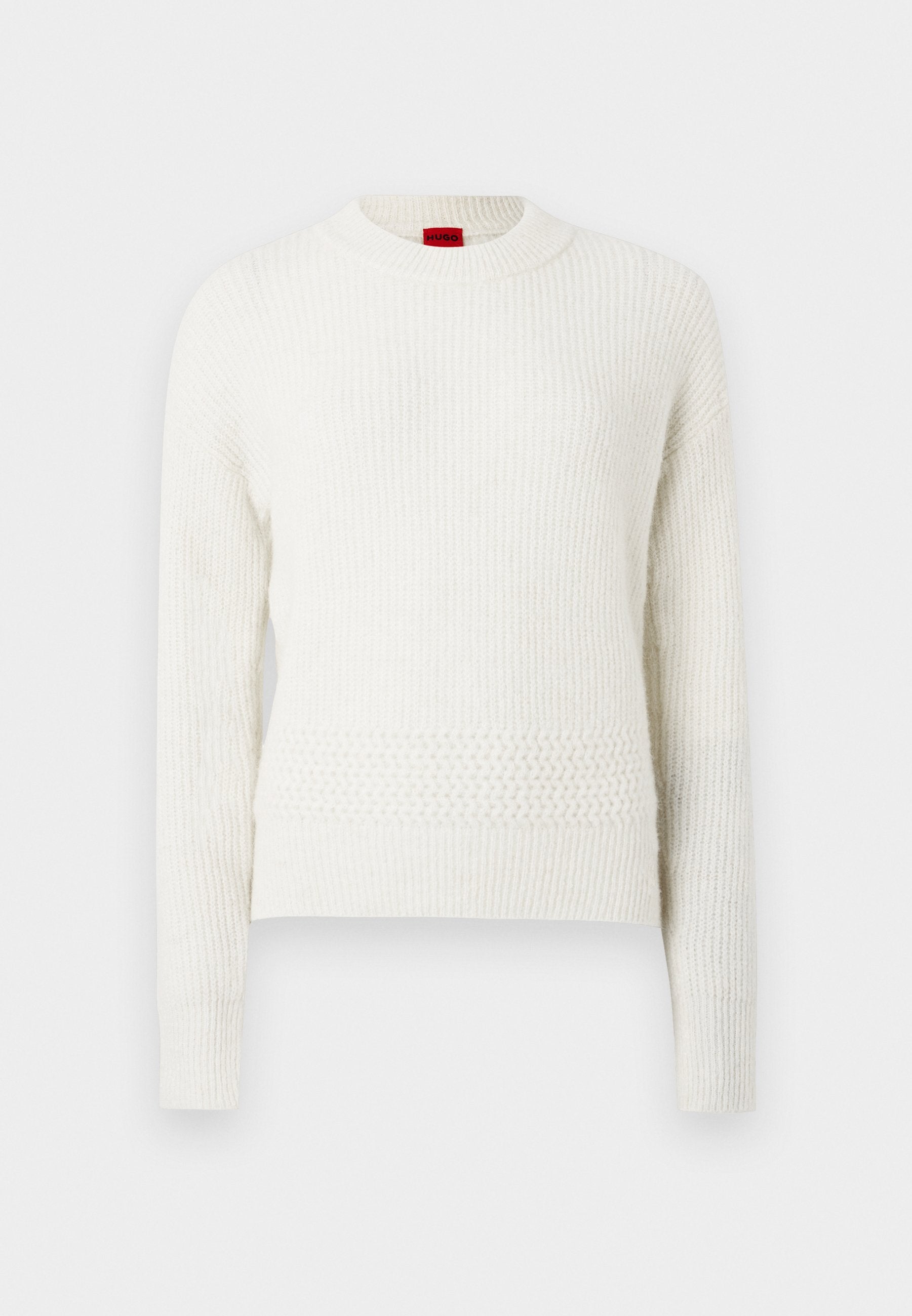 Weißer Strickpullover mit langen Ärmeln, rundem Ausschnitt, strukturierten Mustern und einem leicht lockeren Sitz. Rotes Markenschild am Kragen sichtbar.