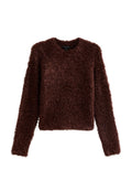 Brauner, flauschiger Pullover mit langen Ärmeln, Rundhalsausschnitt und lockerer Passform. Die Textur ist weich und flauschig, was das warme Aussehen unterstreicht.