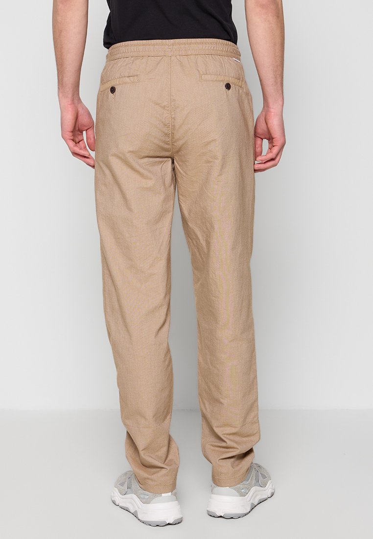 REGULAR FIT Media 3