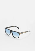 Schwarze rechteckige Sonnenbrille mit verlaufenden blauen Gläsern und goldfarbenen Akzenten an den Bügeln, dargestellt vor weißem Hintergrund.