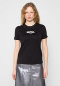 Schwarzes T-Shirt mit kurzen Ärmeln und weißem Grafikdruck auf der Brust. Der Stoff ist glatt und passt gut zu einem glänzenden Metallic-Rock.
