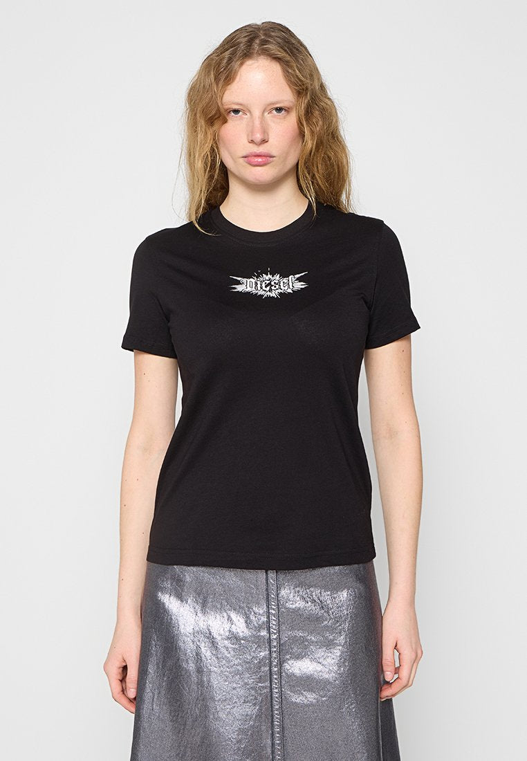 Schwarzes T-Shirt mit kurzen Ärmeln und weißem Grafikdruck auf der Brust. Der Stoff ist glatt und passt gut zu einem glänzenden Metallic-Rock.