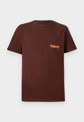 Braunes Baumwoll-T-Shirt mit kurzen Ärmeln, ausgestattet mit einer Brusttasche und dem orangenen "TOMMY jeans" Logo auf der Tasche. Klassisches Rundhalsdesign.