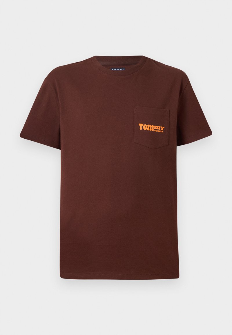 Braunes Baumwoll-T-Shirt mit kurzen Ärmeln, ausgestattet mit einer Brusttasche und dem orangenen "TOMMY jeans" Logo auf der Tasche. Klassisches Rundhalsdesign.