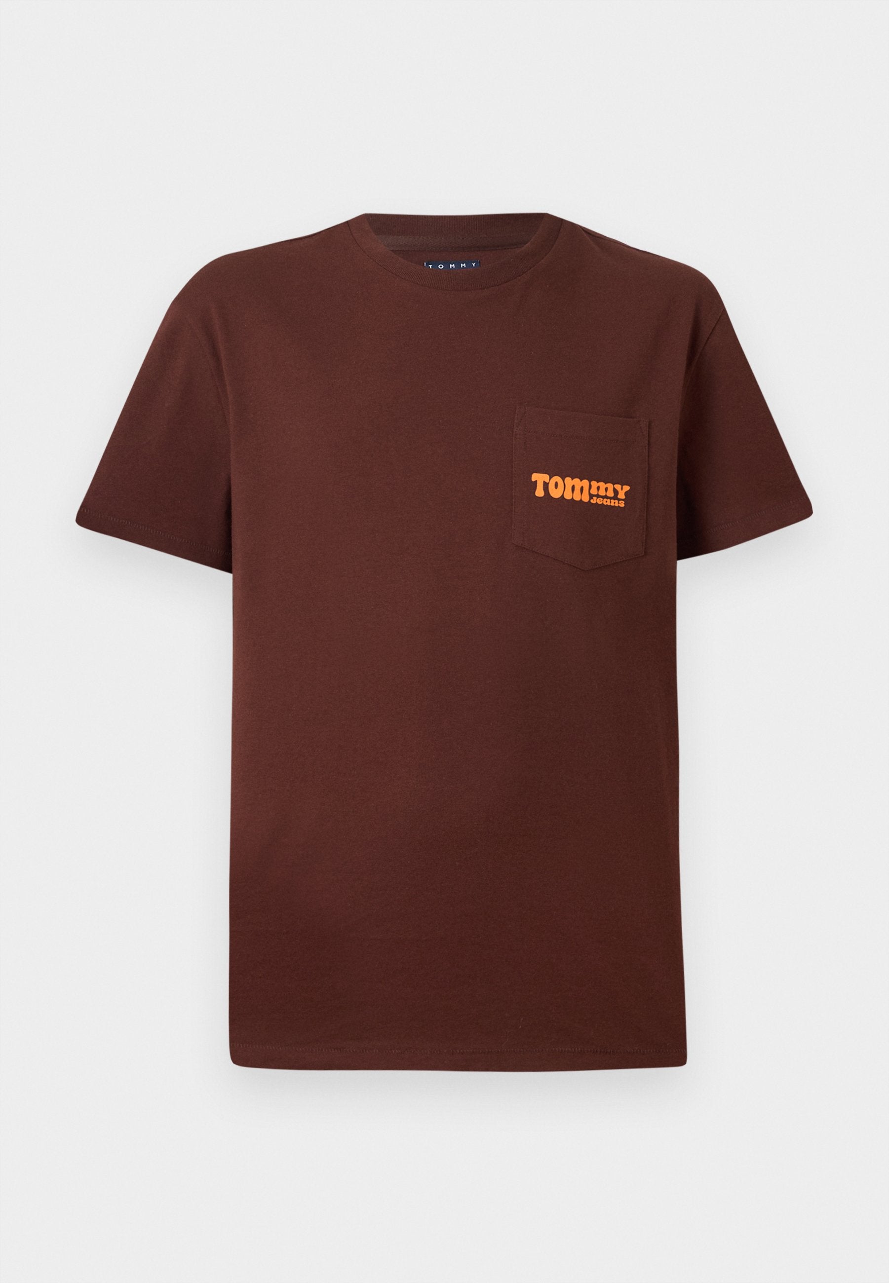 Braunes Baumwoll-T-Shirt mit kurzen Ärmeln, ausgestattet mit einer Brusttasche und dem orangenen "TOMMY jeans" Logo auf der Tasche. Klassisches Rundhalsdesign.