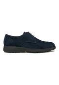 Marineblaues Wildleder-Schnürschuh mit runder Zehenpartie, glatter Textur und einer Gummisohle mit gemustertem Profil für besseren Halt.