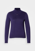 Lila Rollkragenpullover aus glattem, dehnbarem Stoff. Mit langen Ärmeln und geripptem Saum, versehen mit einem kleinen dreifarbigen Logo auf der Brust.