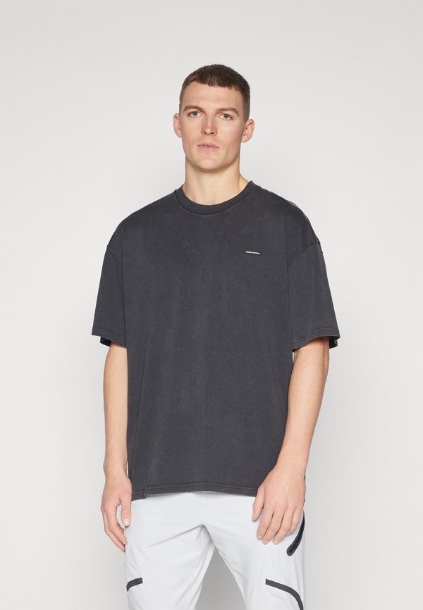 Under Armour HEAVYWEIGHT LOGO WASH - Sports T-shirt - black/white