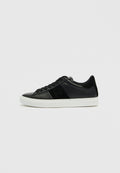 Schwarze Sneaker mit glatter Leder- und Wildlederstruktur, schwarzen Akzenten und weißer Gummisohle, runde Zehenpartie und klassisches Schnürdesign.