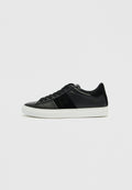 Schwarze Sneaker mit glatter Leder- und Wildlederstruktur, schwarzen Akzenten und weißer Gummisohle, runde Zehenpartie und klassisches Schnürdesign.