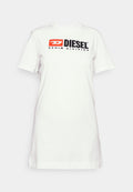 Weißes Baumwoll-T-Shirt-Kleid mit kurzen Ärmeln, ausgestattet mit einem schwarzen und roten "DIESEL"-Logo und dem Text "DENIM DIVISION". Gerade geschnittenes, minimalistisches Design.