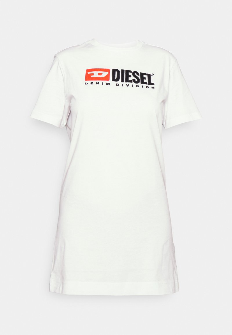 Weißes Baumwoll-T-Shirt-Kleid mit kurzen Ärmeln, ausgestattet mit einem schwarzen und roten "DIESEL"-Logo und dem Text "DENIM DIVISION". Gerade geschnittenes, minimalistisches Design.
