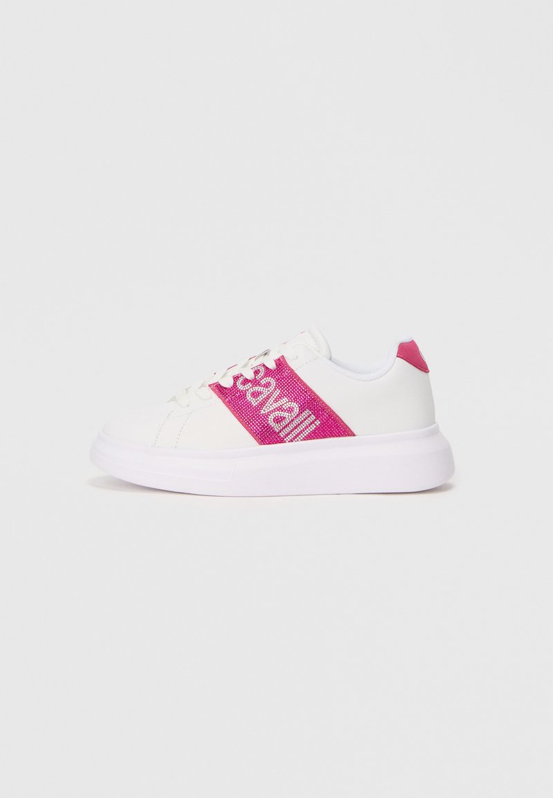 Weiße Sneaker mit einem pinken Netzband und silberner Schrift. Obermaterial aus glattem Leder, Gummisohle, runde Zehenform und kontrastierender pinker Fersenakzent.