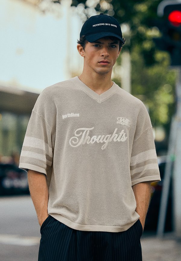 Bershka EMBROIDERED MESH V-NECK - T-SHIRT - Print T-shirt - grey