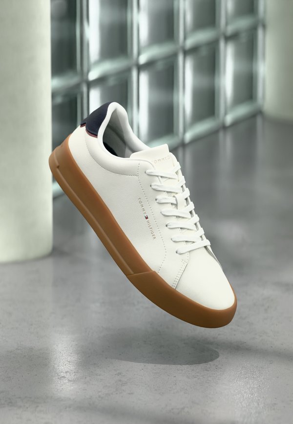 Tommy Hilfiger MIX COURT SNEAKERS - Trainers - ecru/desert sky