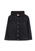 Schwarze Denimjacke mit schwarzer Kapuze, Fronttaschen, Druckknöpfen und einem kleinen roten Etikett auf der Brust. Strukturierter Schnitt und texturierten Stoff.