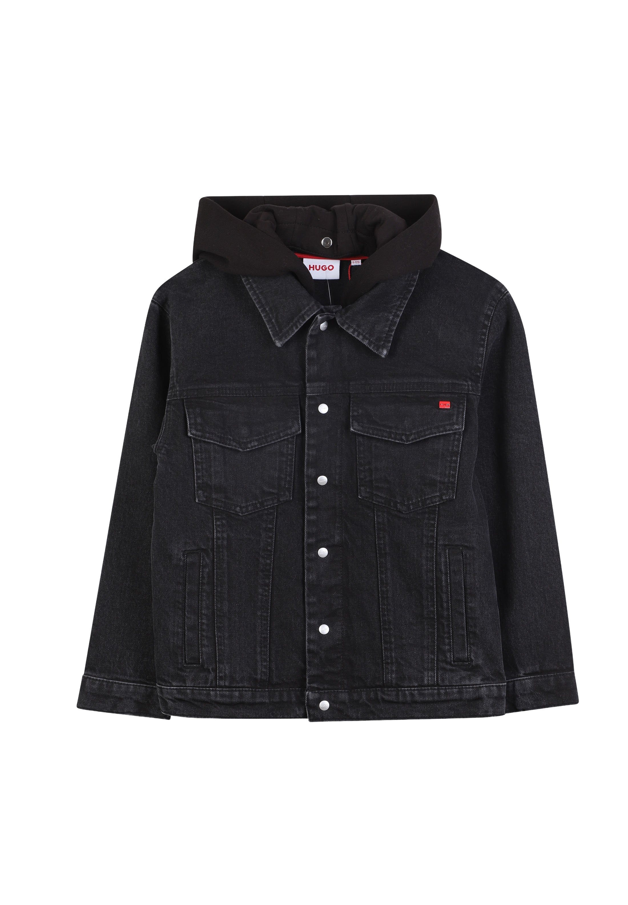 Schwarze Denimjacke mit schwarzer Kapuze, Fronttaschen, Druckknöpfen und einem kleinen roten Etikett auf der Brust. Strukturierter Schnitt und texturierten Stoff.