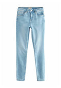 Helles blaues Denim-Jeans mit Slim Fit, ausgestattet mit fünf Taschen, Gürtelschlaufen und einem Knopfverschluss. Glatte Textur und klassisches Design.