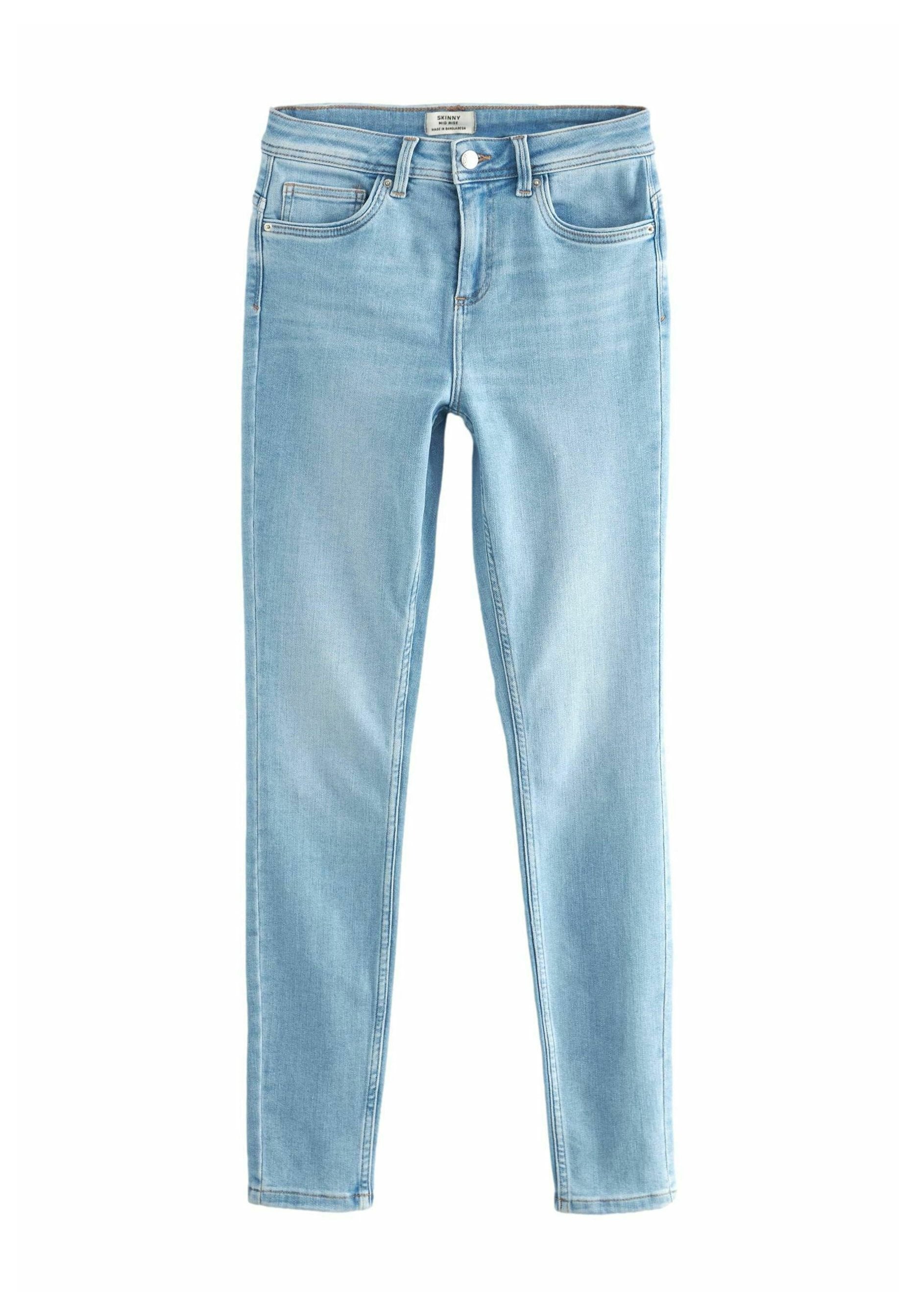 Helles blaues Denim-Jeans mit Slim Fit, ausgestattet mit fünf Taschen, Gürtelschlaufen und einem Knopfverschluss. Glatte Textur und klassisches Design.