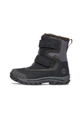 Schwarze Winterstiefel mit synthetischem Obermaterial, zwei verstellbaren Riemen, einem mit Fell gefütterten Kragen und einer strukturierten Gummisohle für besseren Halt.